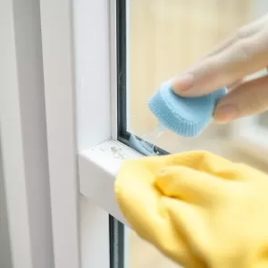 Jak usunąć klej z okna plastikowego