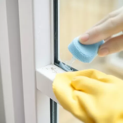 Jak usunąć klej z okna plastikowego