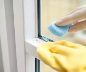 Jak usunąć klej z okna plastikowego