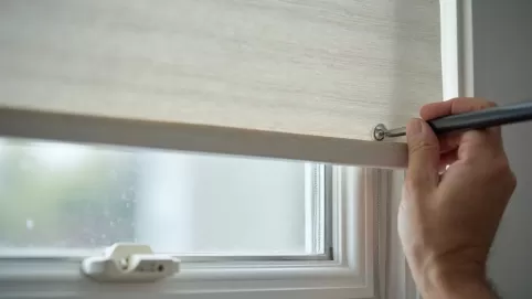 Jak zamontować roletę na okno z wywietrznikiem