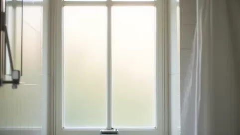 Jaka folia na okno do łazienki