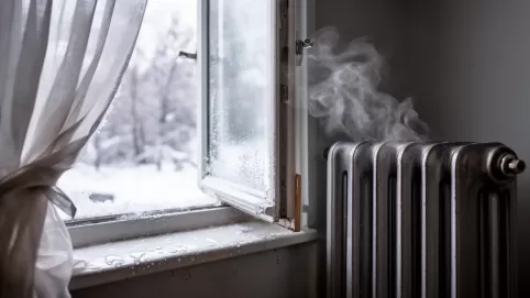 Otwarte okno a odkręcony grzejnik
